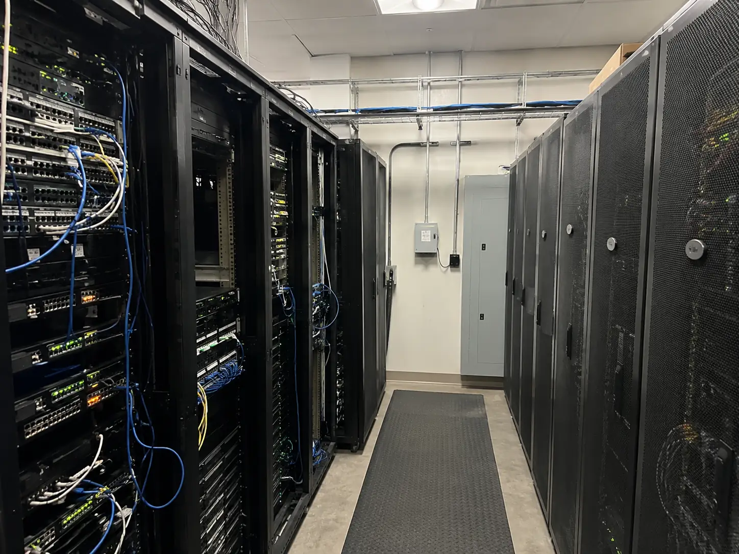 Serverschränke mit Netzwerkverkabelung